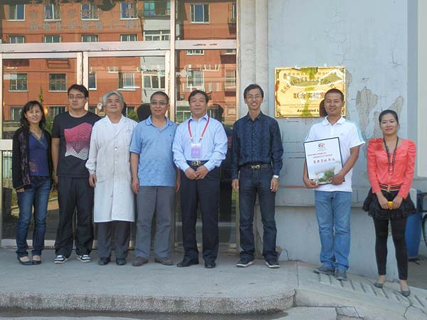 沈陽(yáng)藥科大學(xué)部分師生和鄭州長(zhǎng)城科工貿(mào)王總合影